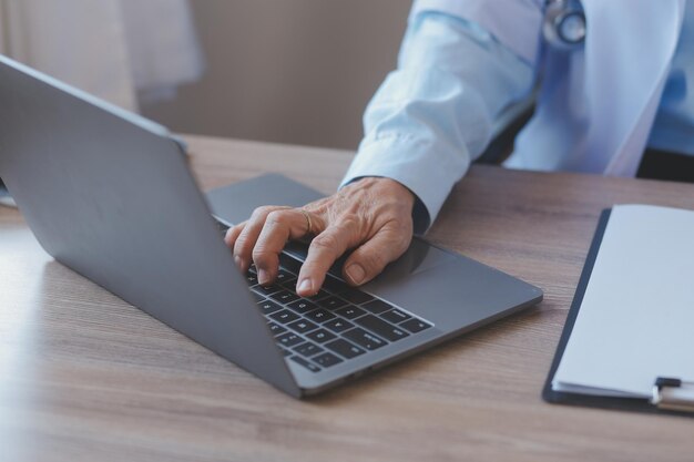 Anciana asiática y cuidador concepto de atención de enfermería