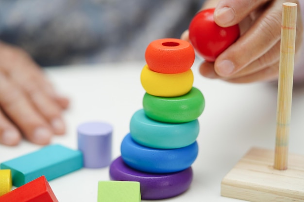 Anciana asiática jugando rompecabezas para practicar el entrenamiento cerebral para la prevención de la demencia enfermedad de Alzheimer