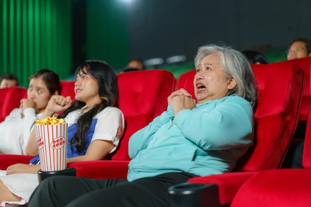 Una anciana asiática sorprendida por una película de terror en el cine