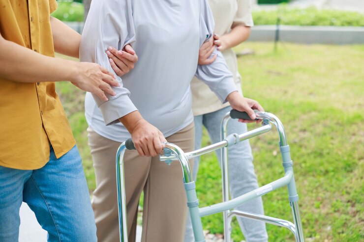 Anciana asiática usó andador para caminar Hija y esposo ayudan a apoyar cuando caminan en Green Park Focus walker