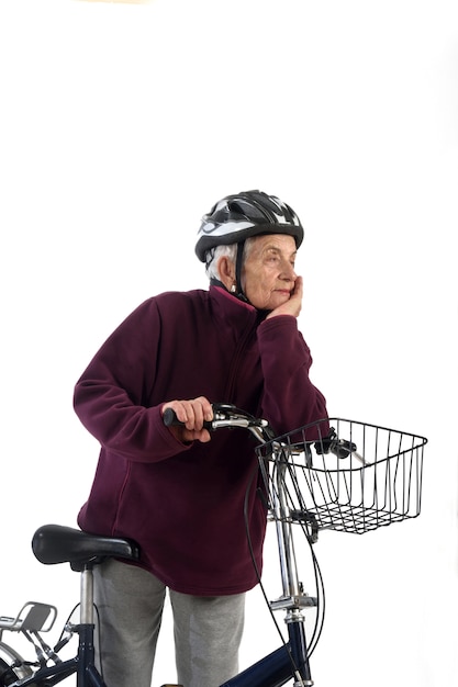 Anciana en bicicleta sobre un fondo blanco