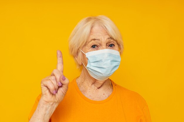 Anciana en camiseta casual máscara médica fondo aislado