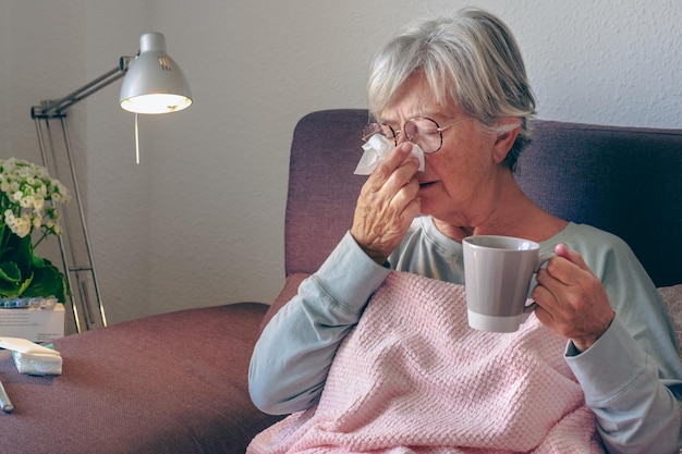 Anciana caucásica adulta con síntomas de tos y fiebre como gripe estacional o alergia al polen