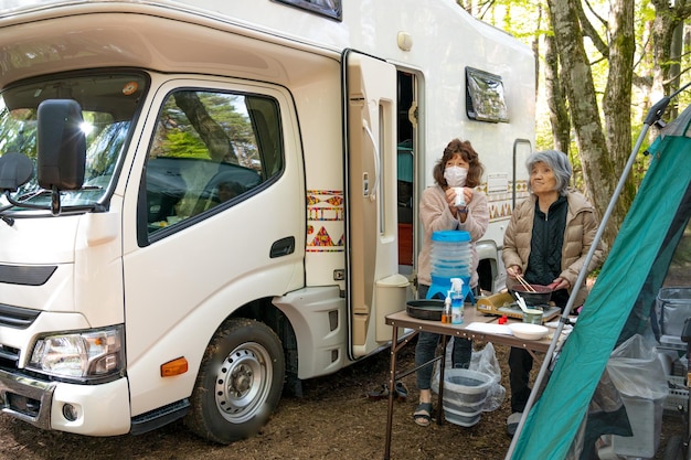 Anciana cocinando en el campamento