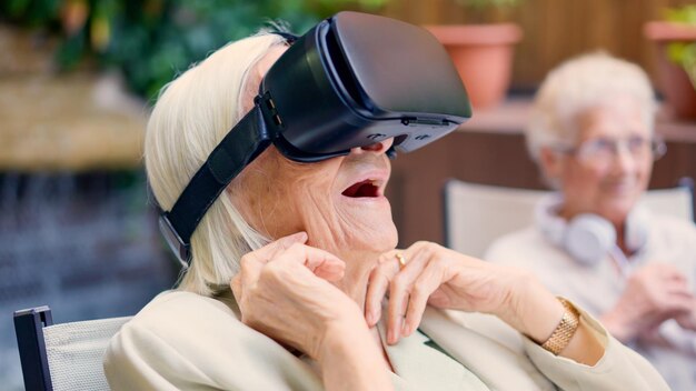 Una anciana conmocionada usando gafas de realidad virtual en un geriátrico