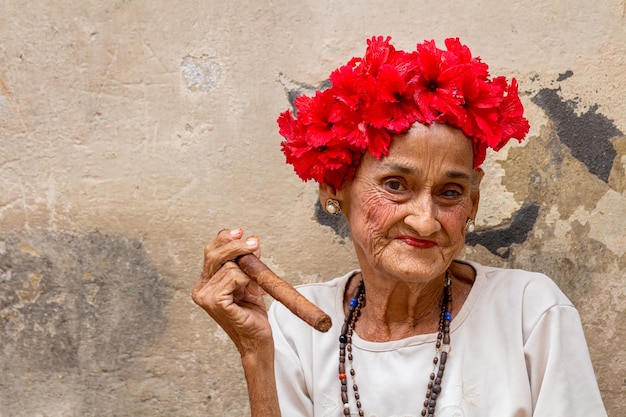 Anciana cubana con un cigarro