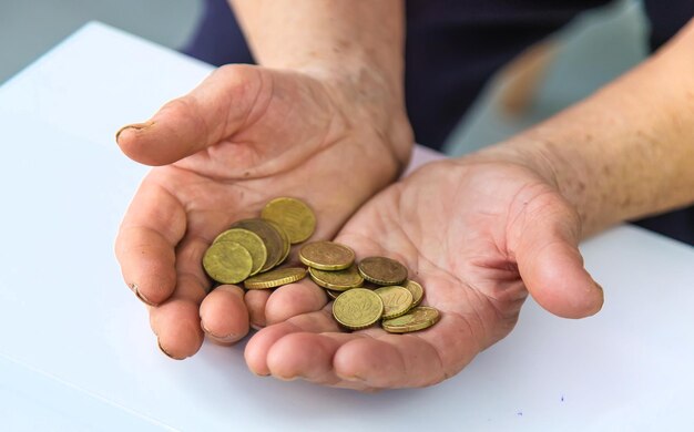 Foto una anciana cuenta dinero pequeño enfoque selectivo