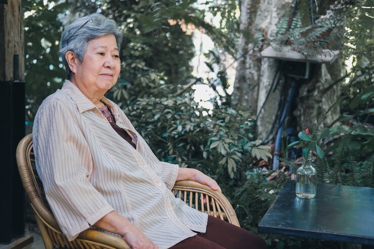 Anciana descansando en el jardín. anciana asiática relajante al aire libre. estilo de vida de ocio senior