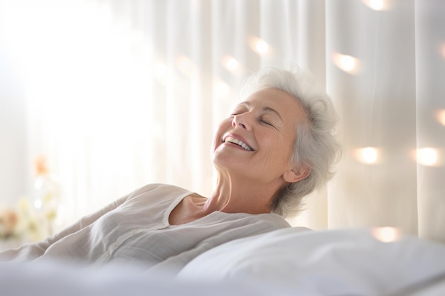 Una anciana se despierta felizmente en un dormitorio blanco por la mañana