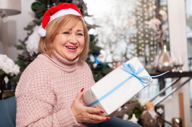 Anciana disfrutando la víspera de Navidad en casa