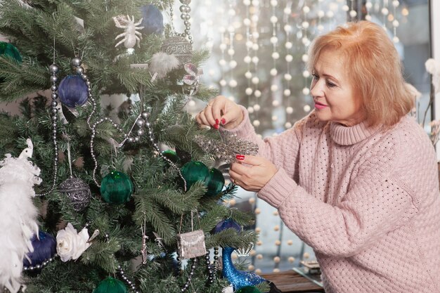 Anciana disfrutando la víspera de Navidad en casa