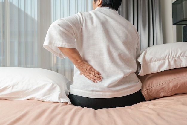 Anciana dolor de espalda en casa, concepto de problema de salud