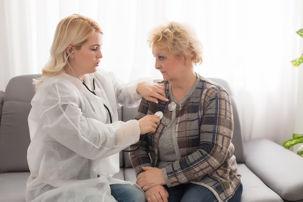 La anciana y el dulce joven médico