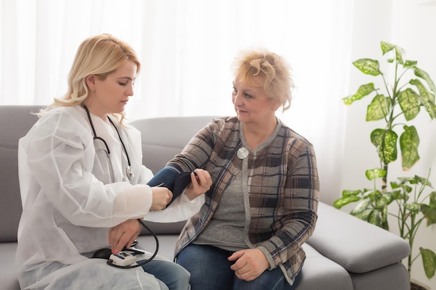 La anciana y el dulce joven médico