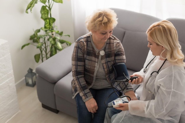 La anciana y el dulce joven médico