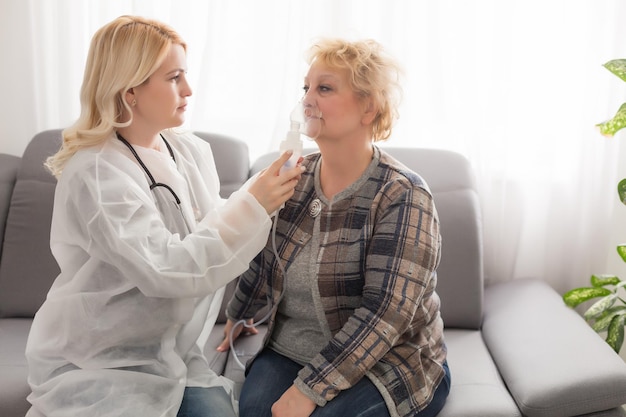 La anciana y el dulce joven médico