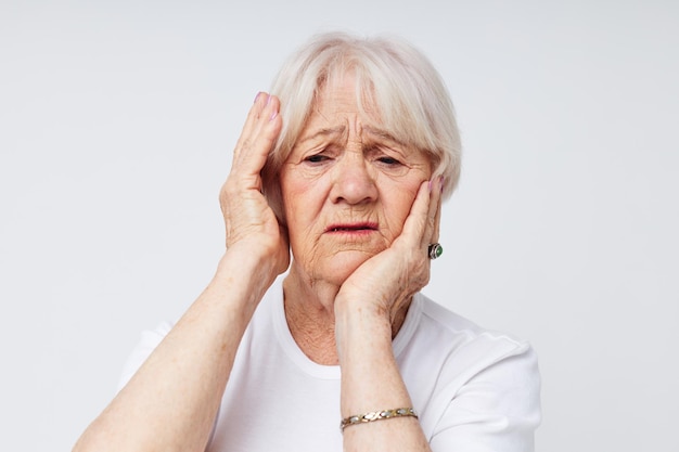 Anciana emocional sosteniendo su cabeza problema de descontento vista recortada