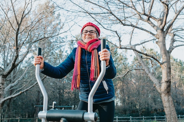 Anciana entrenando todo el cuerpo en el parque biosaludable al aire libre haciendo ejercicios saludables para ganar movilidad en las articulaciones El cuerpo de las personas mayores mantiene un estilo de vida activo en la tercera edad Abuela feliz