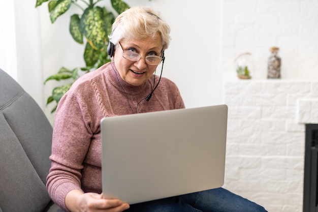 La anciana escribe en la computadora.