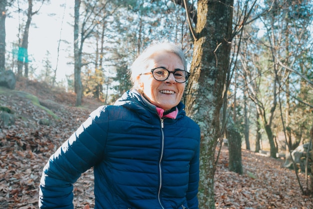 Una anciana está alimentando nueva energía. Inicia nuevos hábitos para el nuevo año. Trekking y estilo de vida saludable. Deporte de la mujer pensionista. Envejecimiento, personas, estilo de vida activo y concepto de salud.