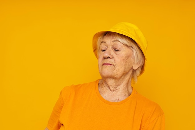 Anciana estilo de vida feliz en un tocado amarillo emociones de primer plano