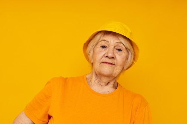 Anciana estilo de vida feliz en un tocado amarillo emociones de primer plano