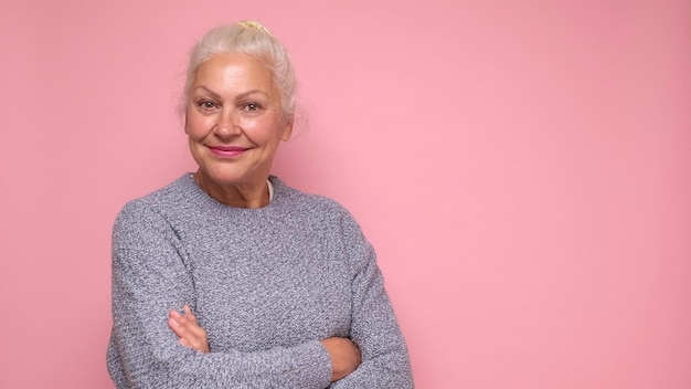 Una anciana europea con anteojos mira con confianza a la cámara sonriendo