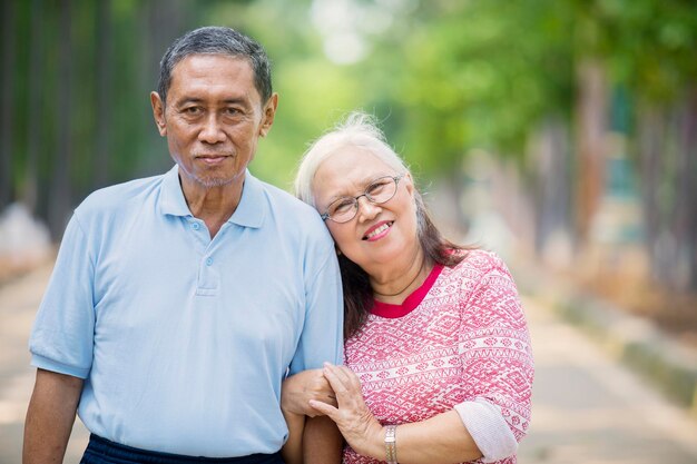 La anciana feliz abraza a su marido