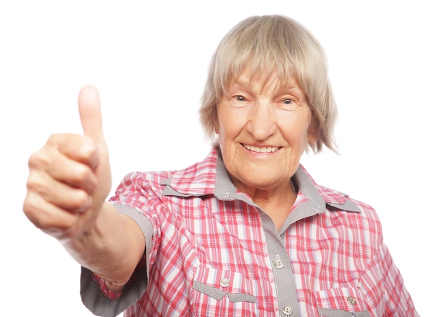 Anciana feliz mostrando signo ok sobre un fondo blanco.