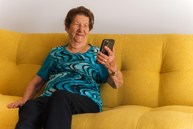 Foto anciana feliz con smartphone