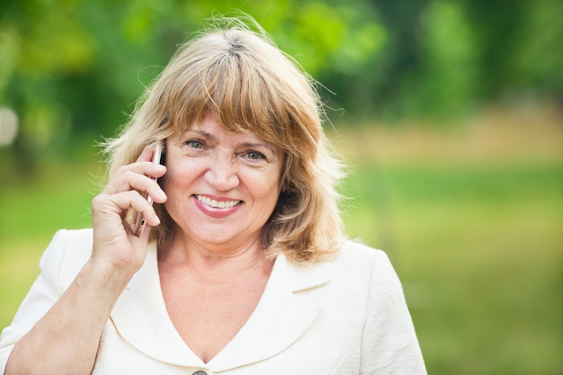 Anciana hablando por teléfono