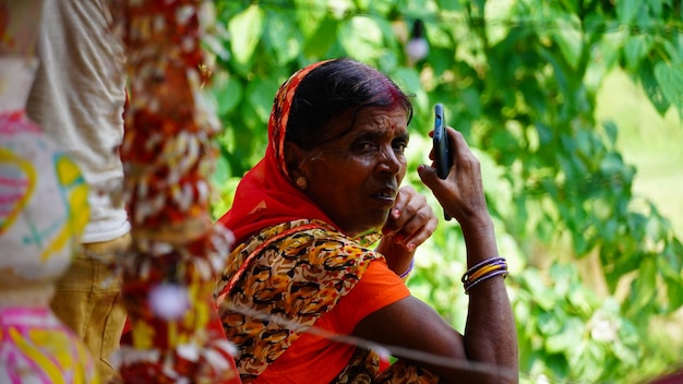 Anciana india hablando por teléfono