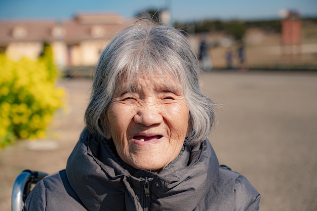 Una anciana japonesa feliz que vino a ver el campo de violación.