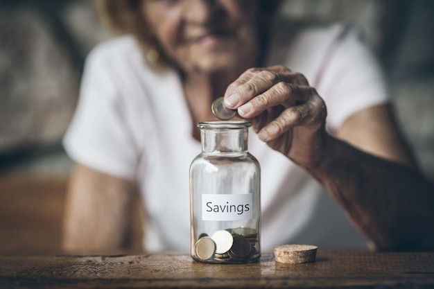 Anciana jubilada y sus ahorros