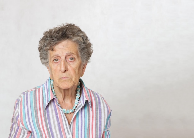 Foto anciana no satisfecha entre 70 y 80 años.