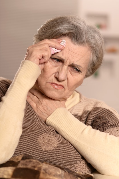 Anciana con un pañuelo en casa