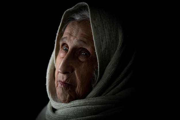 Anciana con pañuelo, retrato de estudio. foto de alta calidad