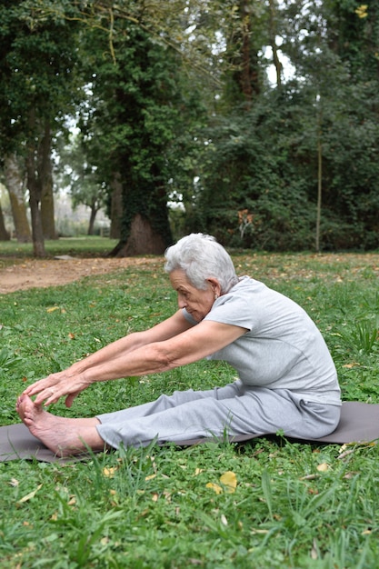 Anciana practicando yoga al aire libre