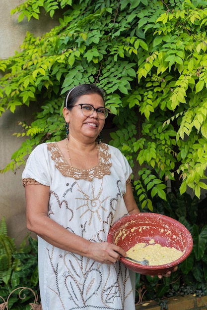 Anciana preparando comida tradicional