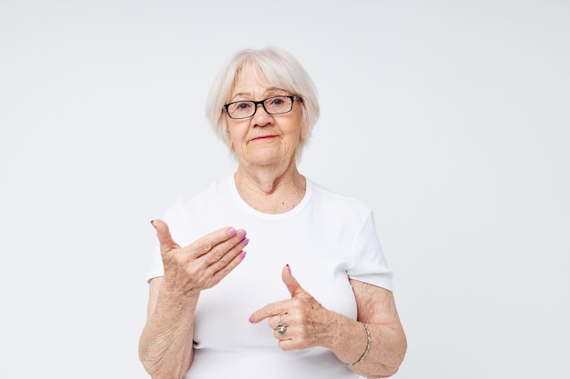 Anciana problemas de visión con anteojos antecedentes aislados