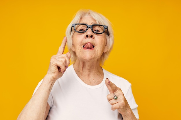 Anciana problemas de visión con gafas de fondo amarillo