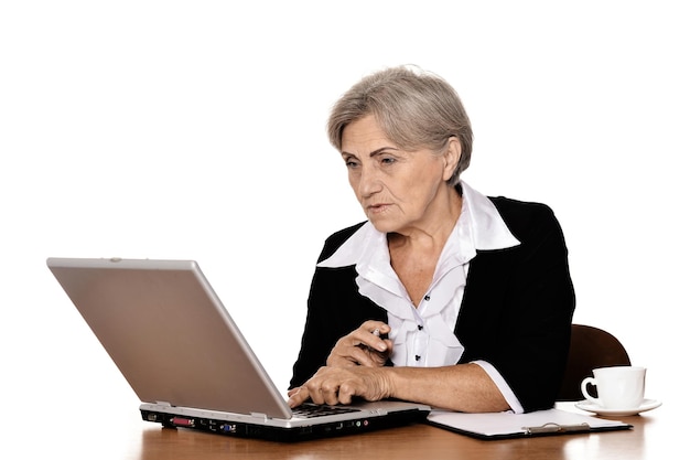 anciana que trabaja con un portátil de fondo blanco