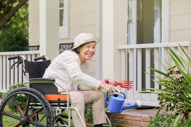 Anciana relajarse con jardinería en el patio trasero