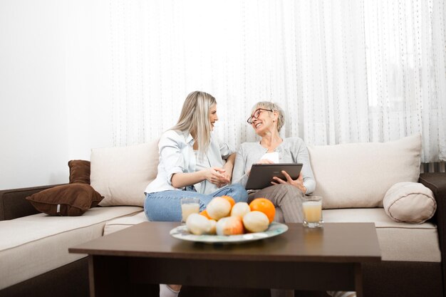 Foto la anciana rubia está muy contenta porque ha aprendido a ver televisión en línea también quiere aprender a comprar en línea y usar las redes sociales