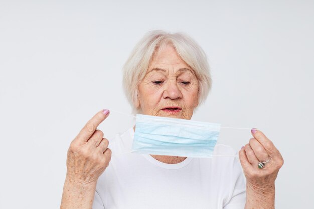 Anciana salud estilo de vida máscara médica tratamiento fondo claro