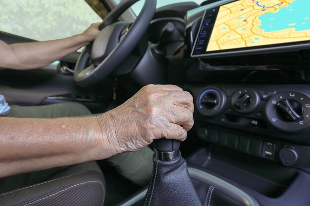 Foto anciana con sistema de navegación gps en coche