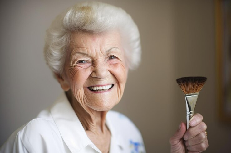 Una anciana sonriendo mientras sostiene un pincel creado con IA generativa