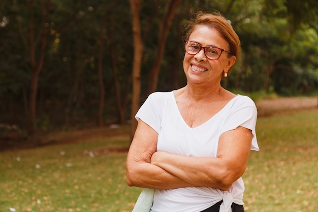 Anciana sonriendo mirando a la cámara