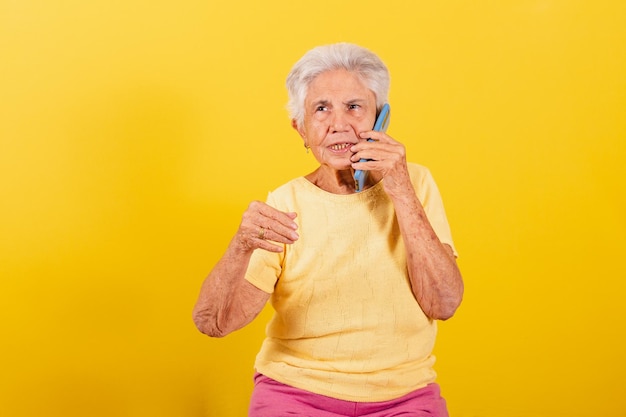 Anciana sosteniendo la inclusión del teléfono celular de los ancianos en el entorno digital teléfono inteligente en línea Hablando por llamada de voz