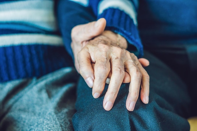 Foto anciana sosteniendo la mano de un anciano